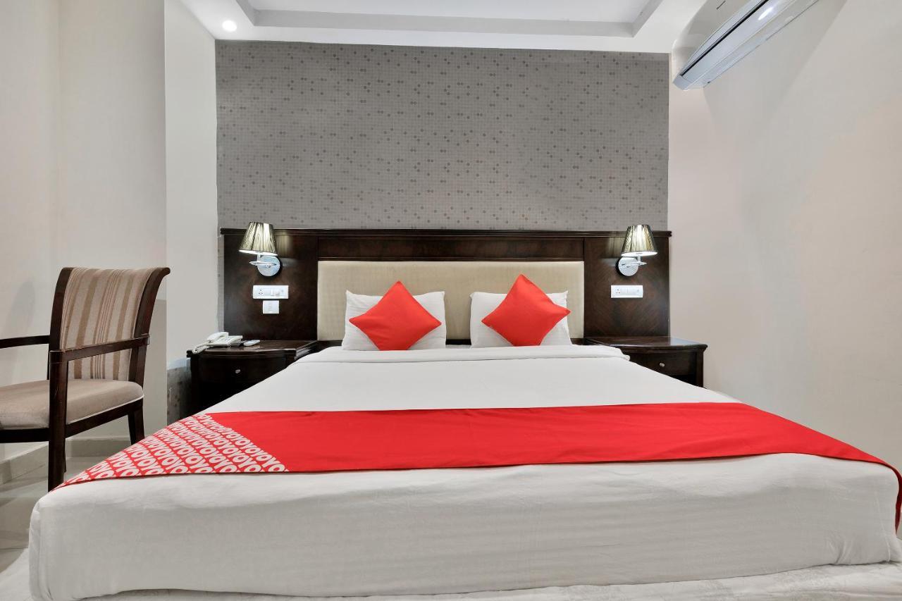 Capital O Rudra Grand Near Kondapur X Road Hotel Bagian luar foto
