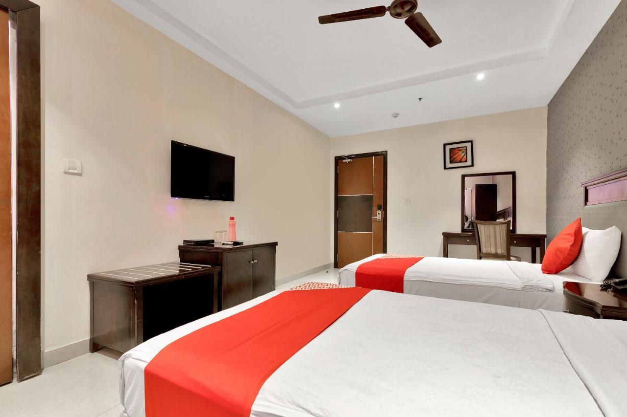 Capital O Rudra Grand Near Kondapur X Road Hotel Bagian luar foto