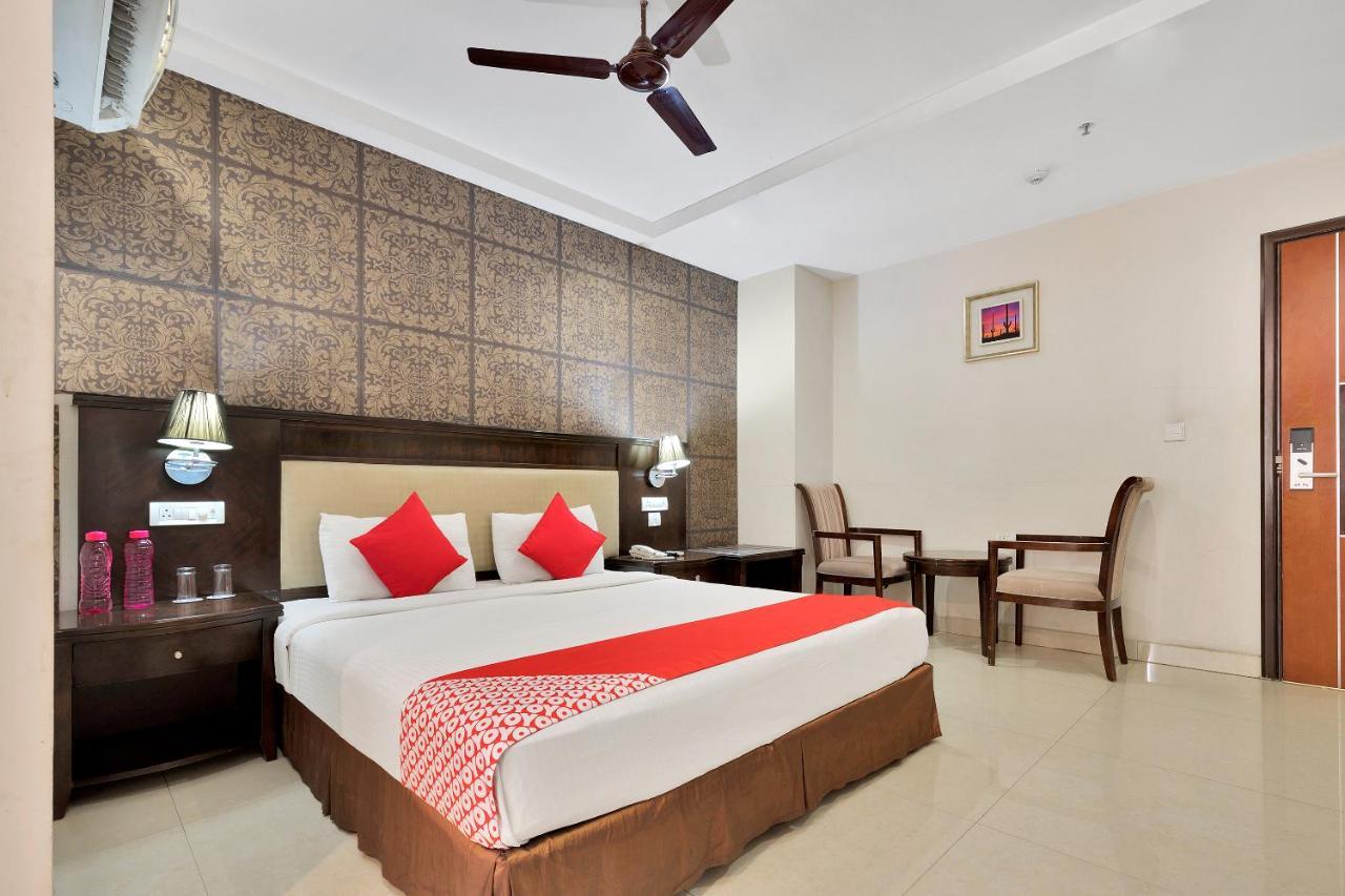 Capital O Rudra Grand Near Kondapur X Road Hotel Bagian luar foto