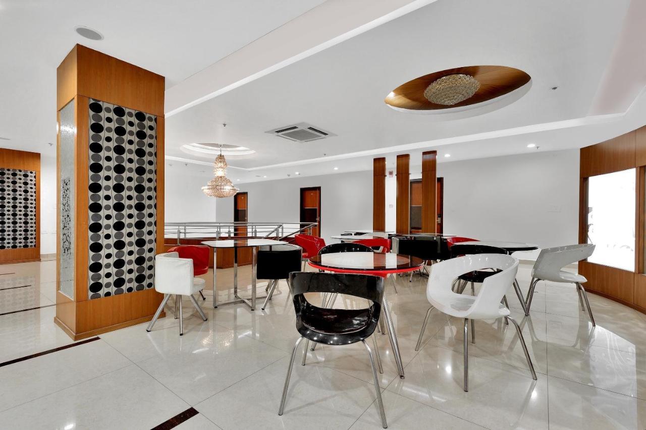 Capital O Rudra Grand Near Kondapur X Road Hotel Bagian luar foto