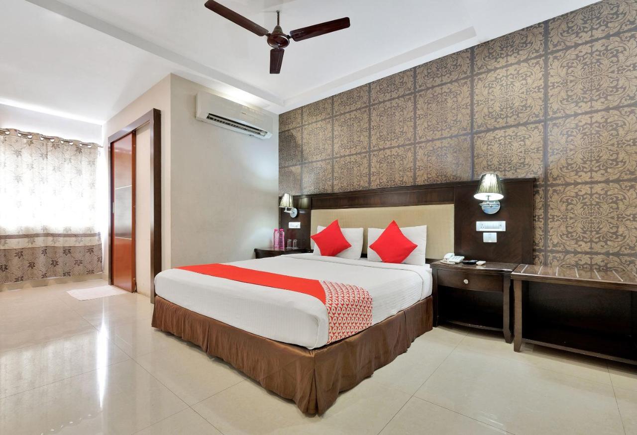 Capital O Rudra Grand Near Kondapur X Road Hotel Bagian luar foto