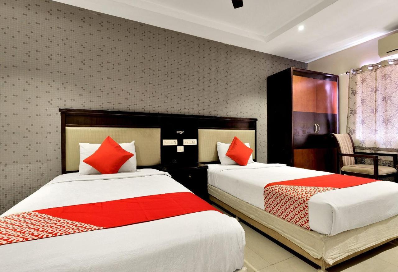 Capital O Rudra Grand Near Kondapur X Road Hotel Bagian luar foto