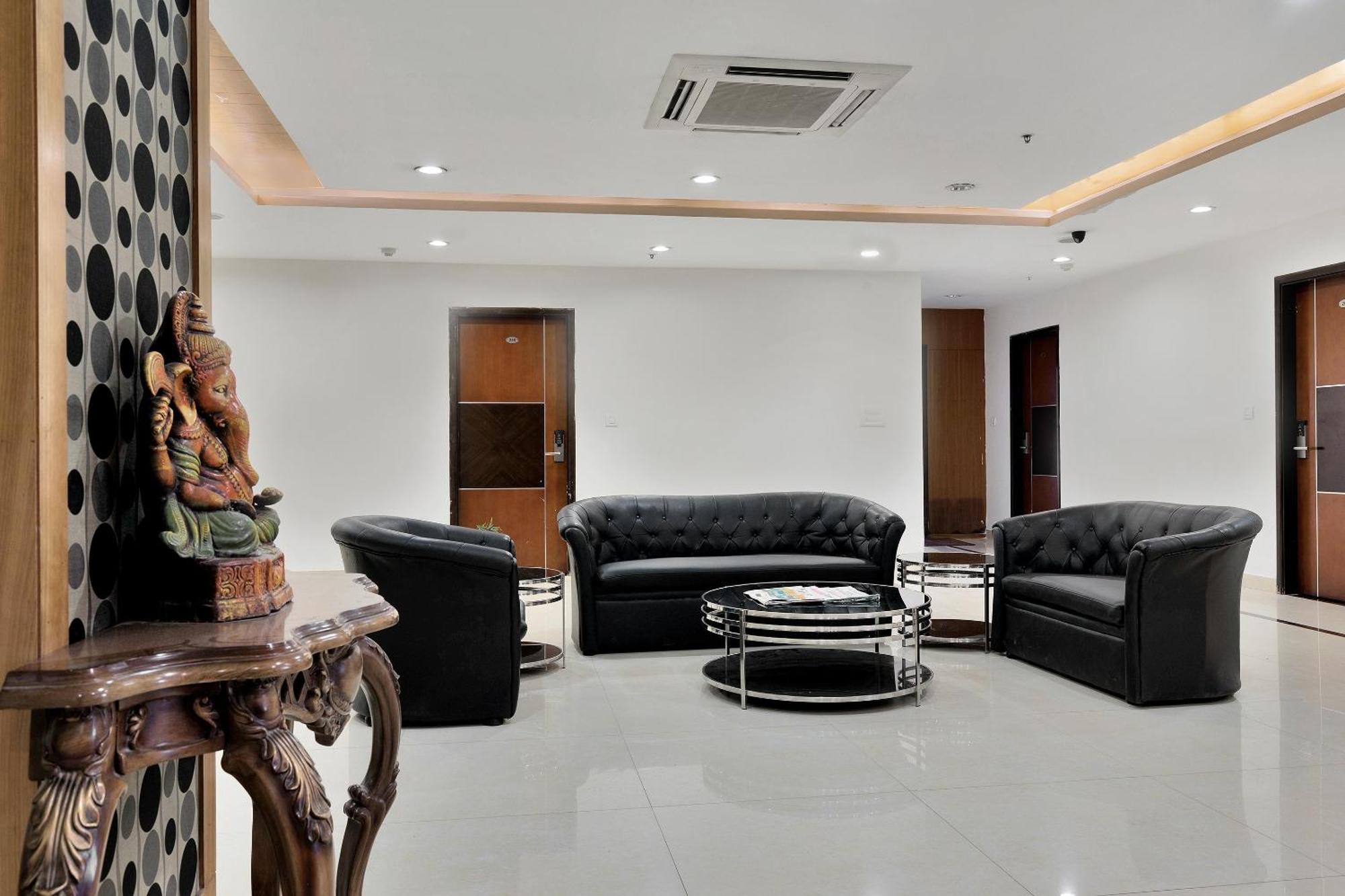 Capital O Rudra Grand Near Kondapur X Road Hotel Bagian luar foto