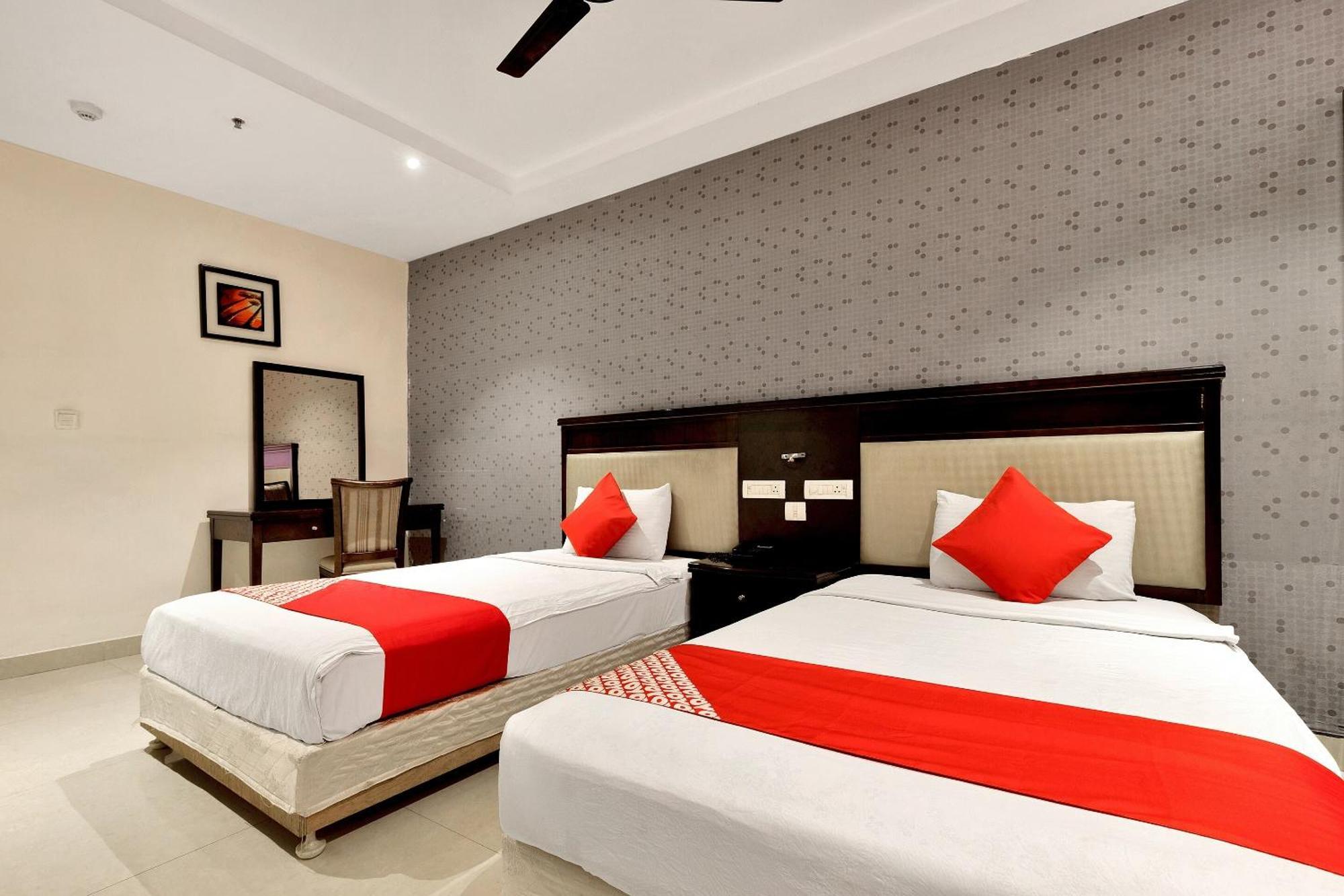 Capital O Rudra Grand Near Kondapur X Road Hotel Bagian luar foto