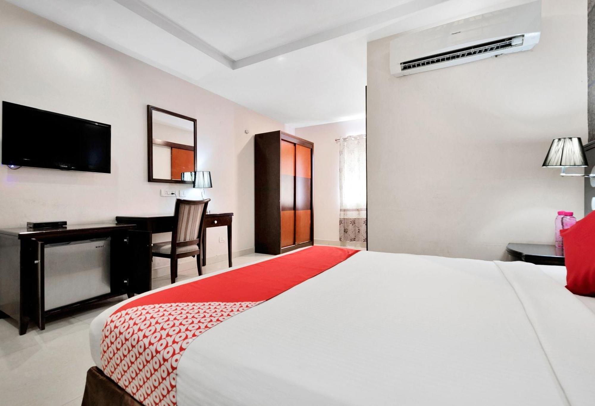 Capital O Rudra Grand Near Kondapur X Road Hotel Bagian luar foto