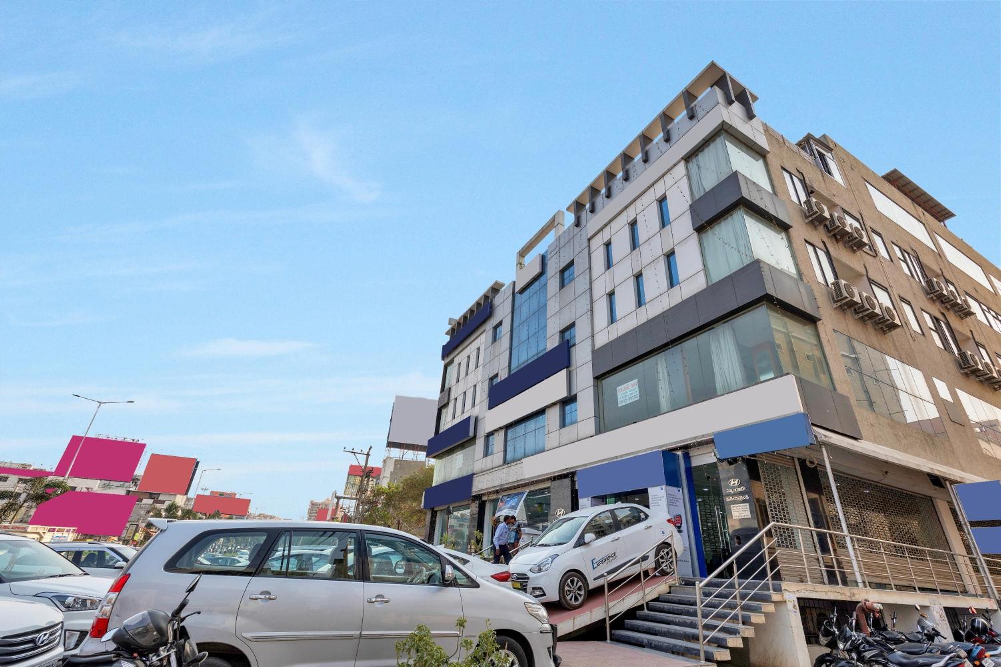 Capital O Rudra Grand Near Kondapur X Road Hotel Bagian luar foto