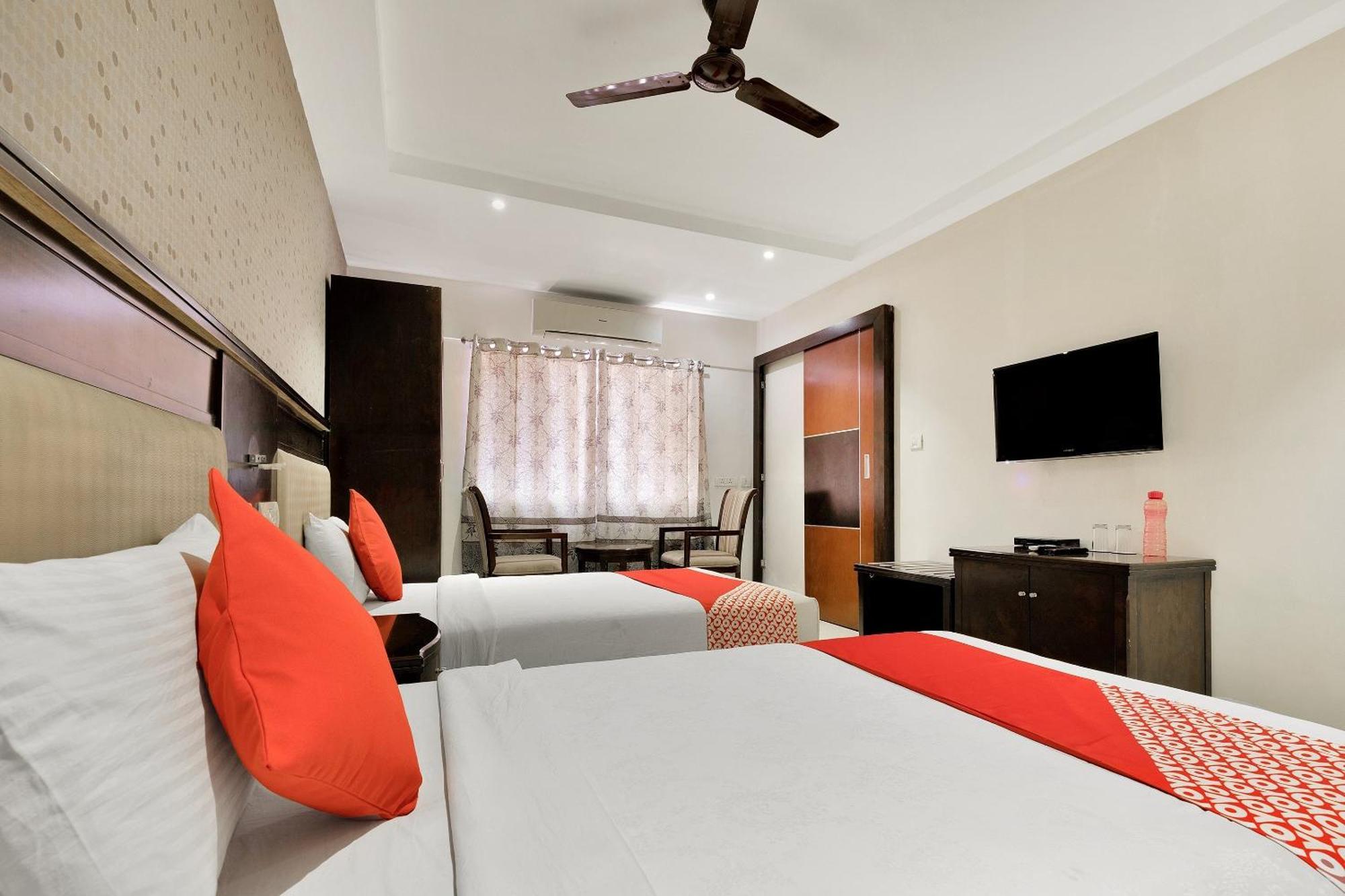 Capital O Rudra Grand Near Kondapur X Road Hotel Bagian luar foto