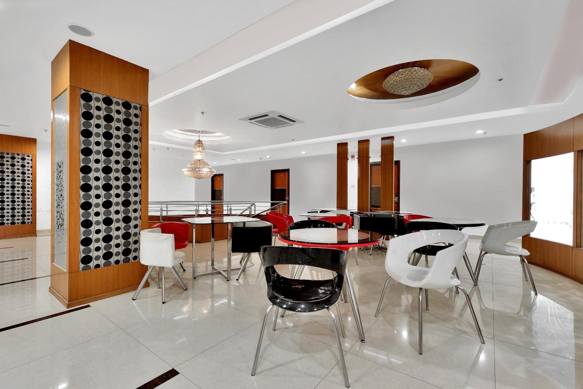 Capital O Rudra Grand Near Kondapur X Road Hotel Bagian luar foto