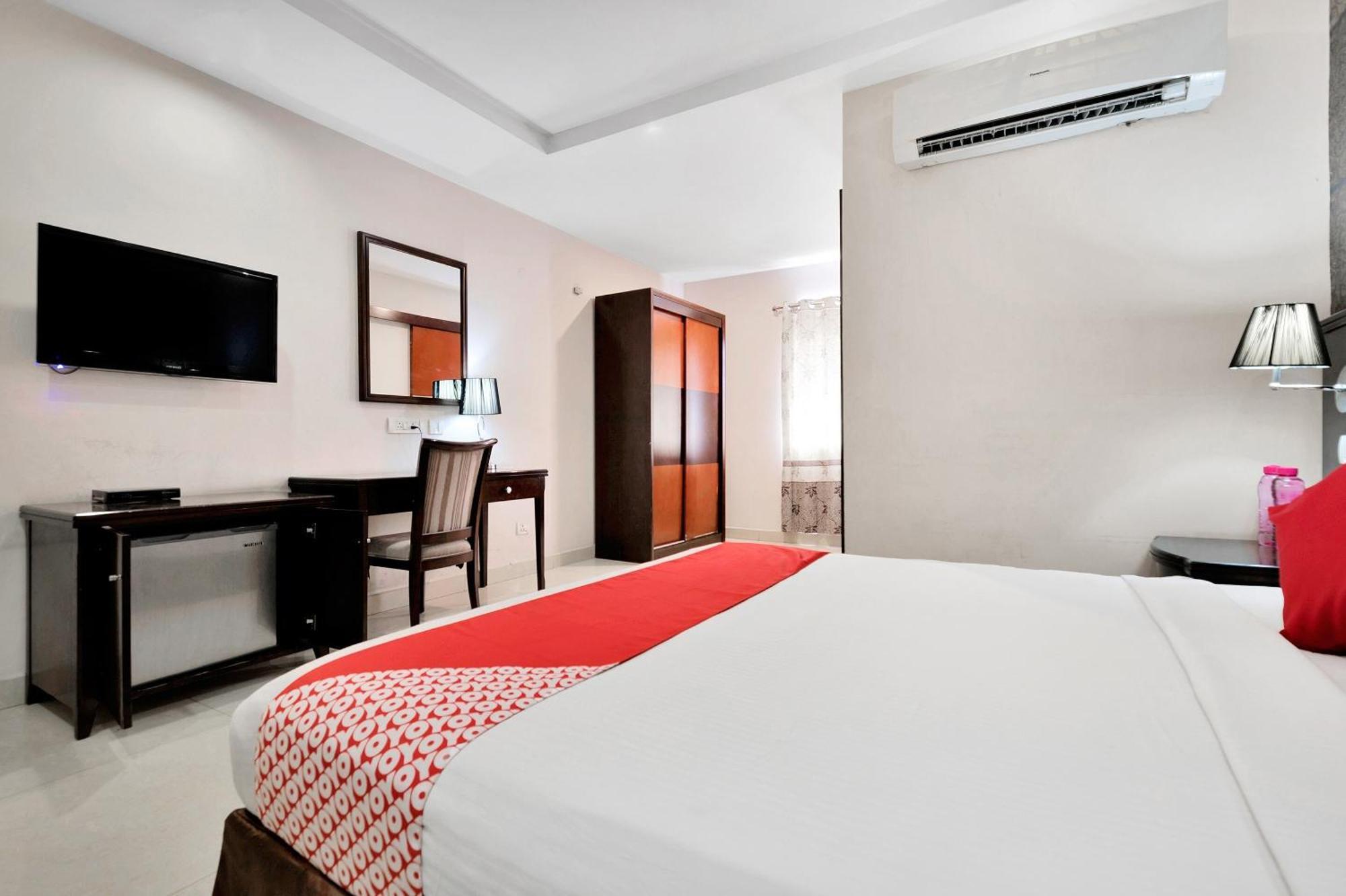 Capital O Rudra Grand Near Kondapur X Road Hotel Bagian luar foto
