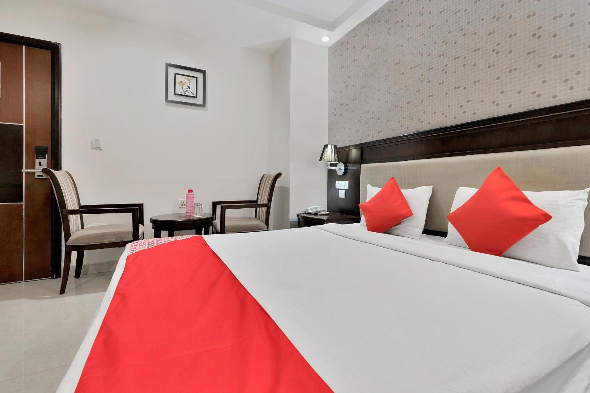 Capital O Rudra Grand Near Kondapur X Road Hotel Bagian luar foto