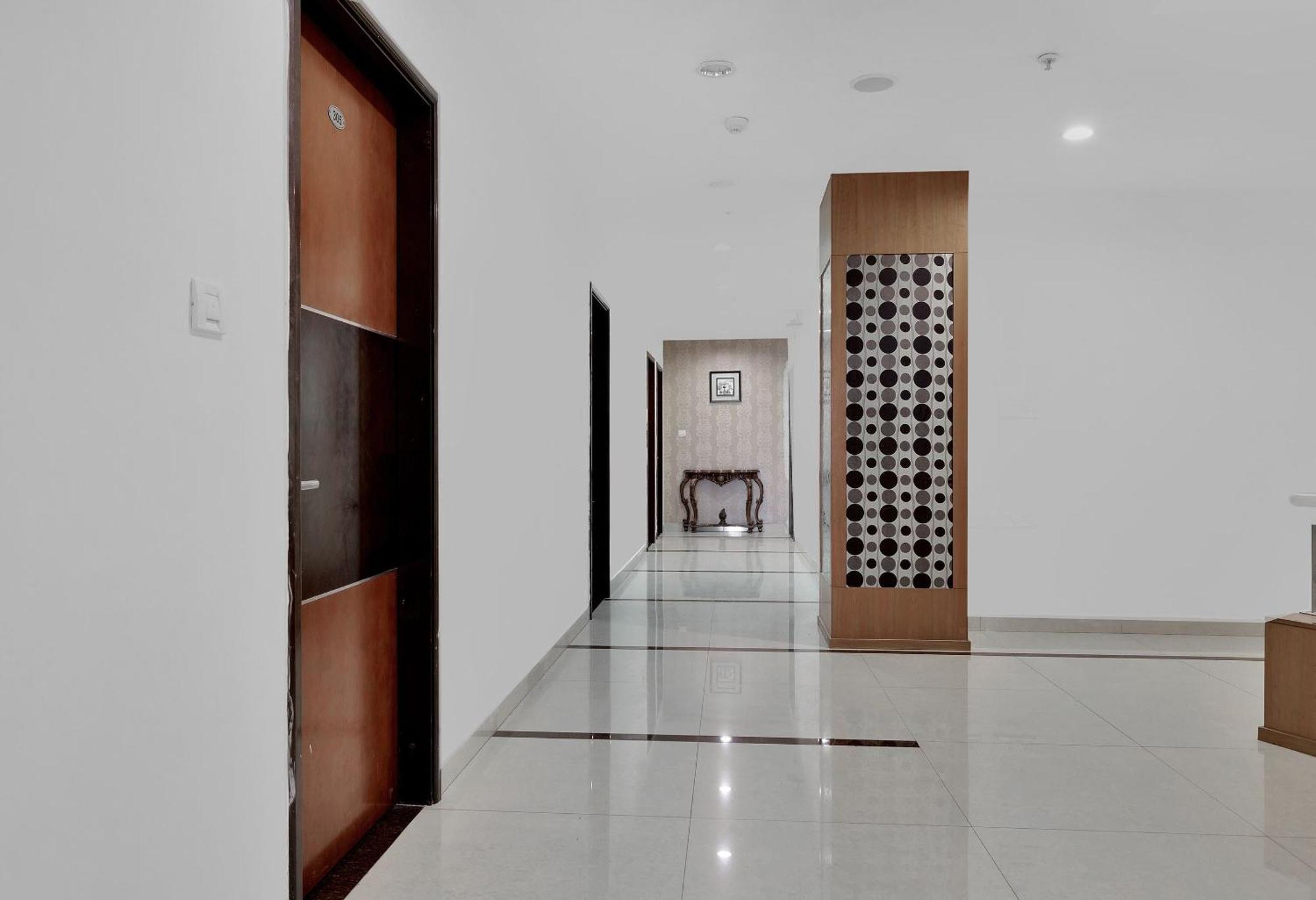 Capital O Rudra Grand Near Kondapur X Road Hotel Bagian luar foto